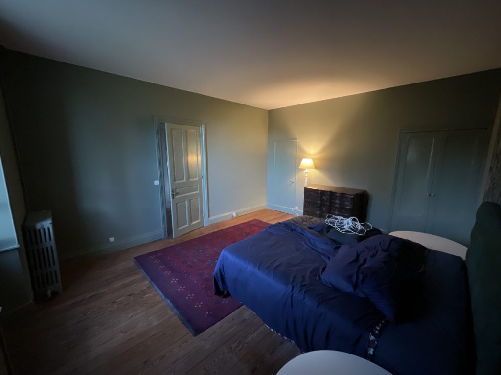 Chambre rénovée : peinture murale vert profond