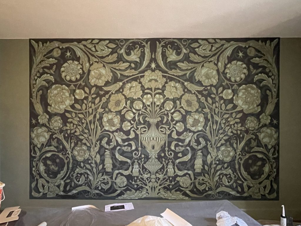 Panneau mural décoratif à motifs floraux dans une chambre
