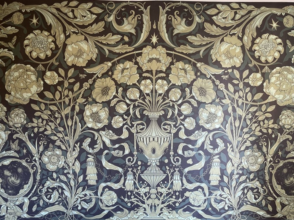 Détail du panneau mural décoratif à motifs floraux
