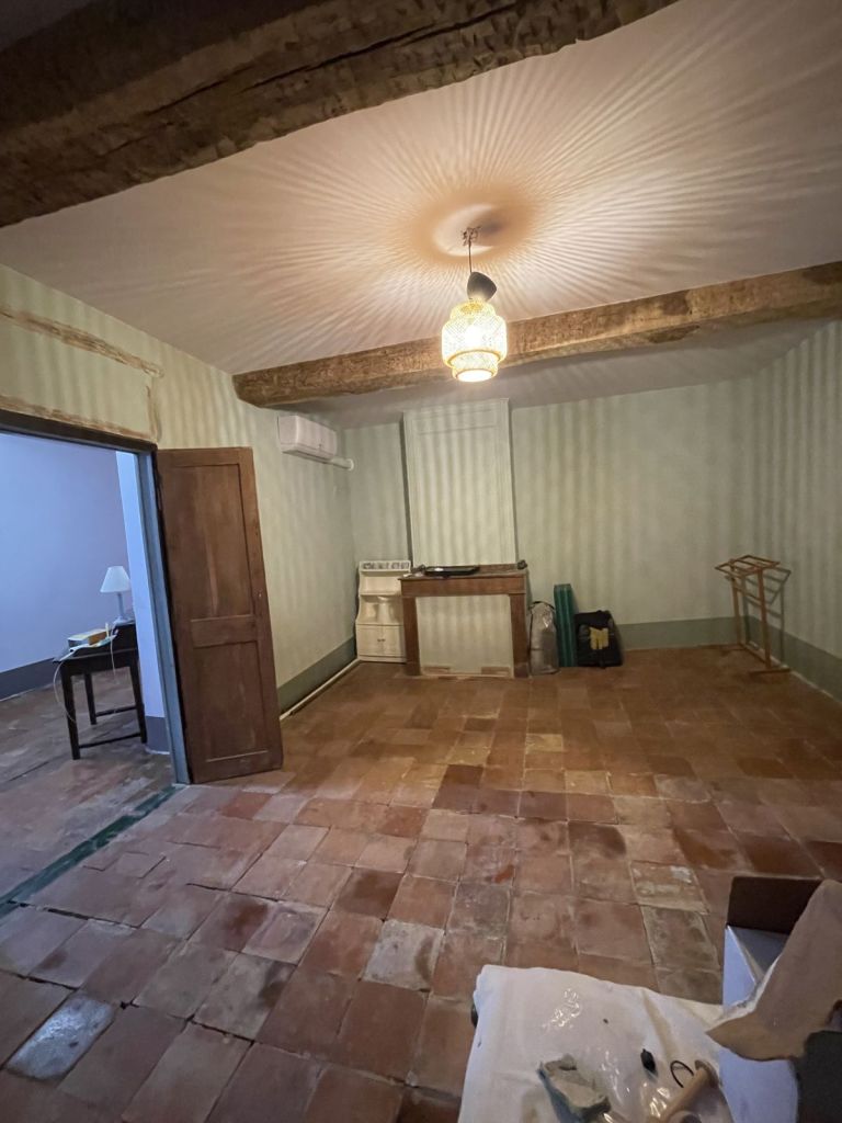 Chambre rénovée, poutres et tomettes anciennes