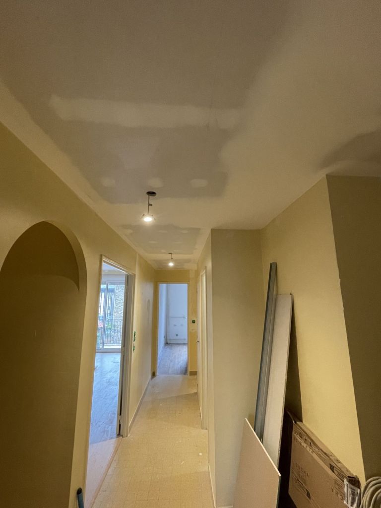 Couloir repeint : murs et plafond clairs