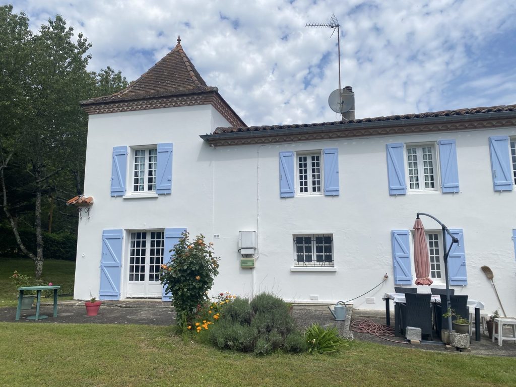 Façade et volets repeints, vue sur la tour