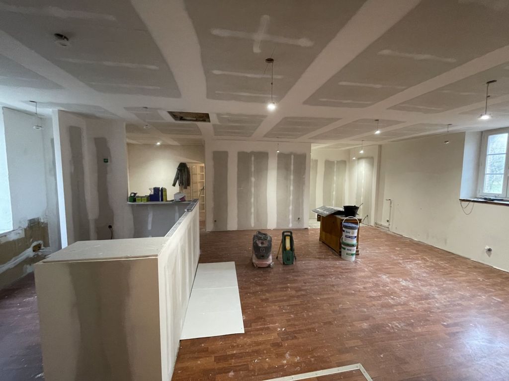 Plafond en plaques de plâtre avec bandes, grande pièce en rénovation