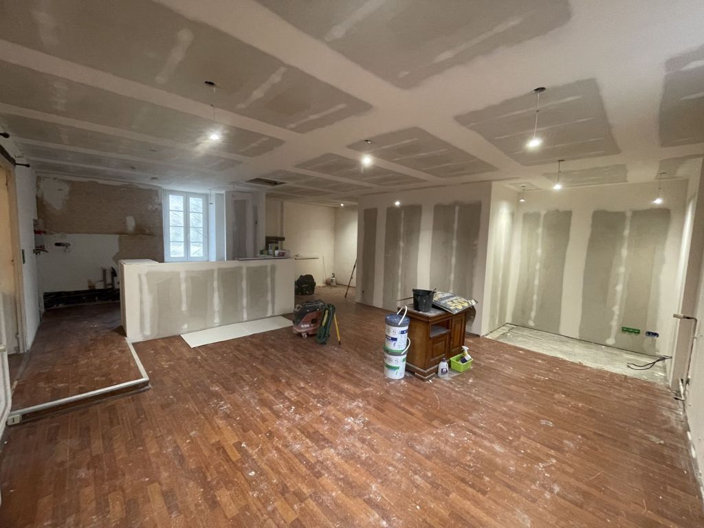 Plafond en placo et cloisons, pièce en cours de rénovation
