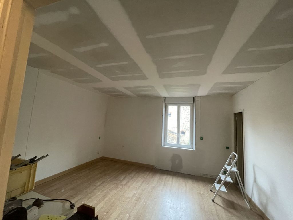 Pièce rénovée : plafond en placo et parquet