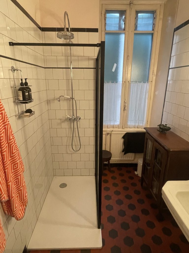Salle de bains : douche à l'italienne avec paroi vitrée
