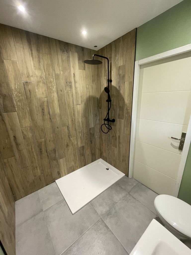 Douche avec panneaux muraux effet bois et receveur extra-plat