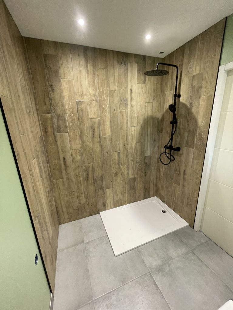 Douche à l’italienne avec panneaux décoratifs effet bois