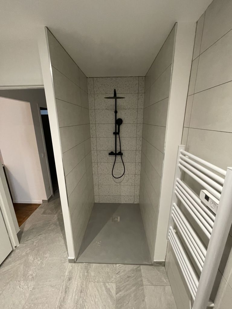 Douche à l’italienne et sèche-serviettes
