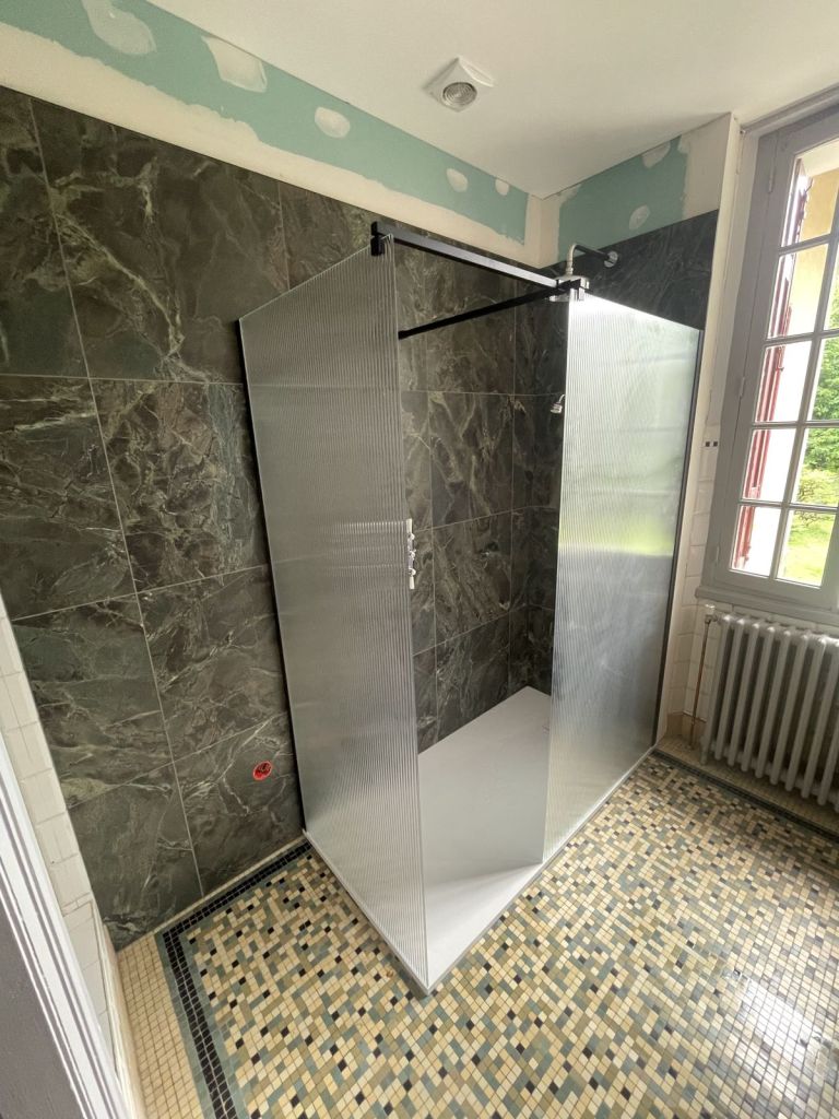 Douche à l’italienne vitrée, panneaux effet marbre