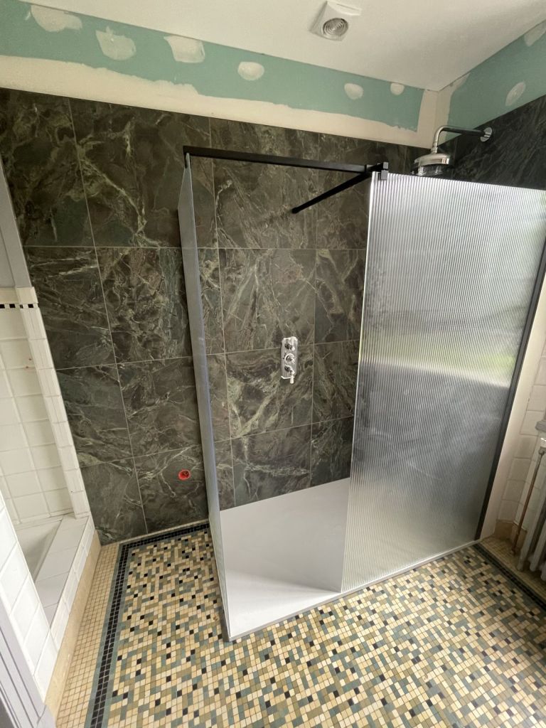 Paroi de douche et panneaux muraux effet marbre