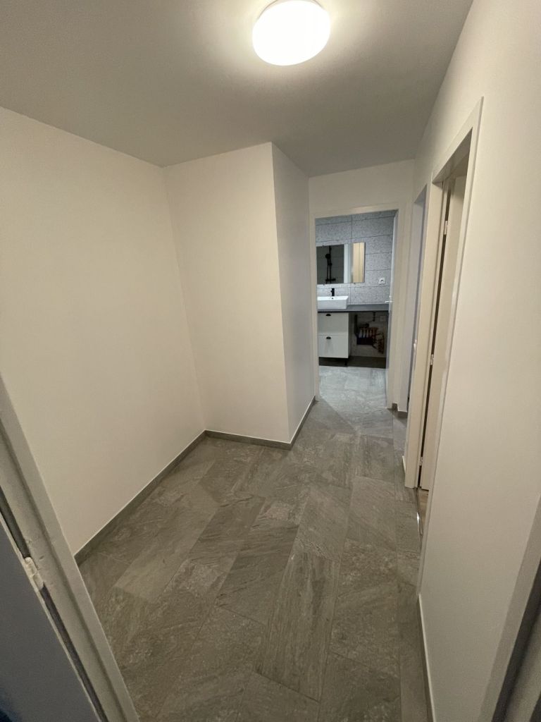 Chambre avec sol en grands carreaux gris
