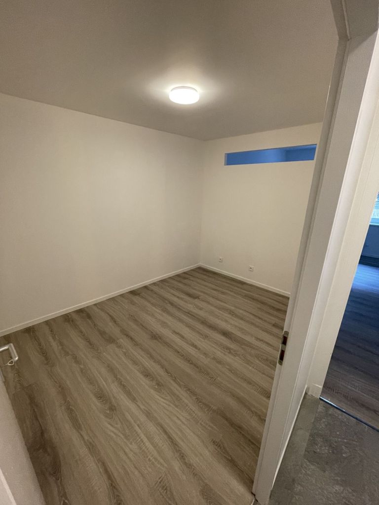Chambre avec sol stratifié gris bois