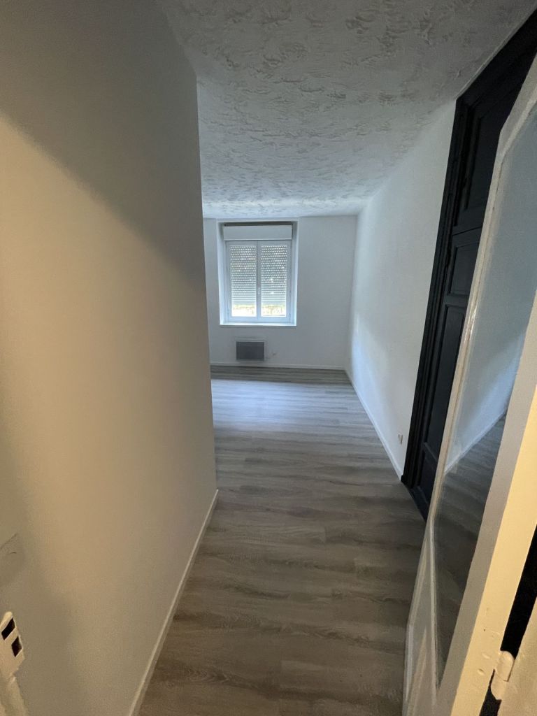 Couloir et chambre avec sol stratifié gris