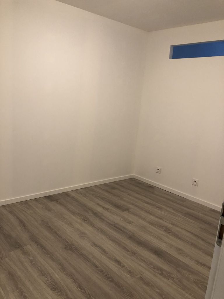 Chambre avec sol stratifié gris