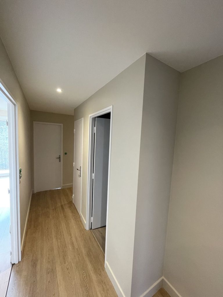 Couloir avec parquet clipsable effet chêne