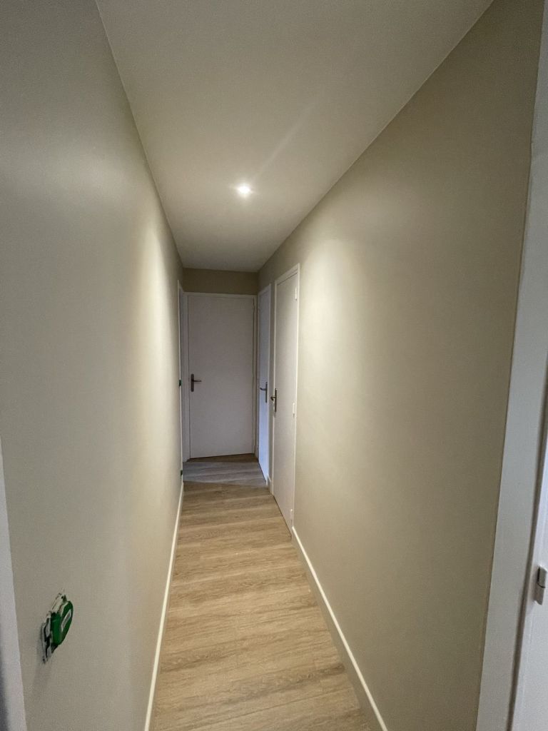 Couloir rénové avec parquet clipsable