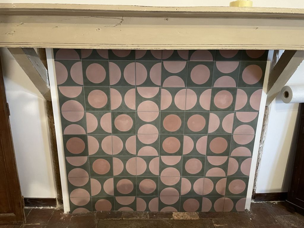 Cuisine : crédence en carreaux de ciment à motifs