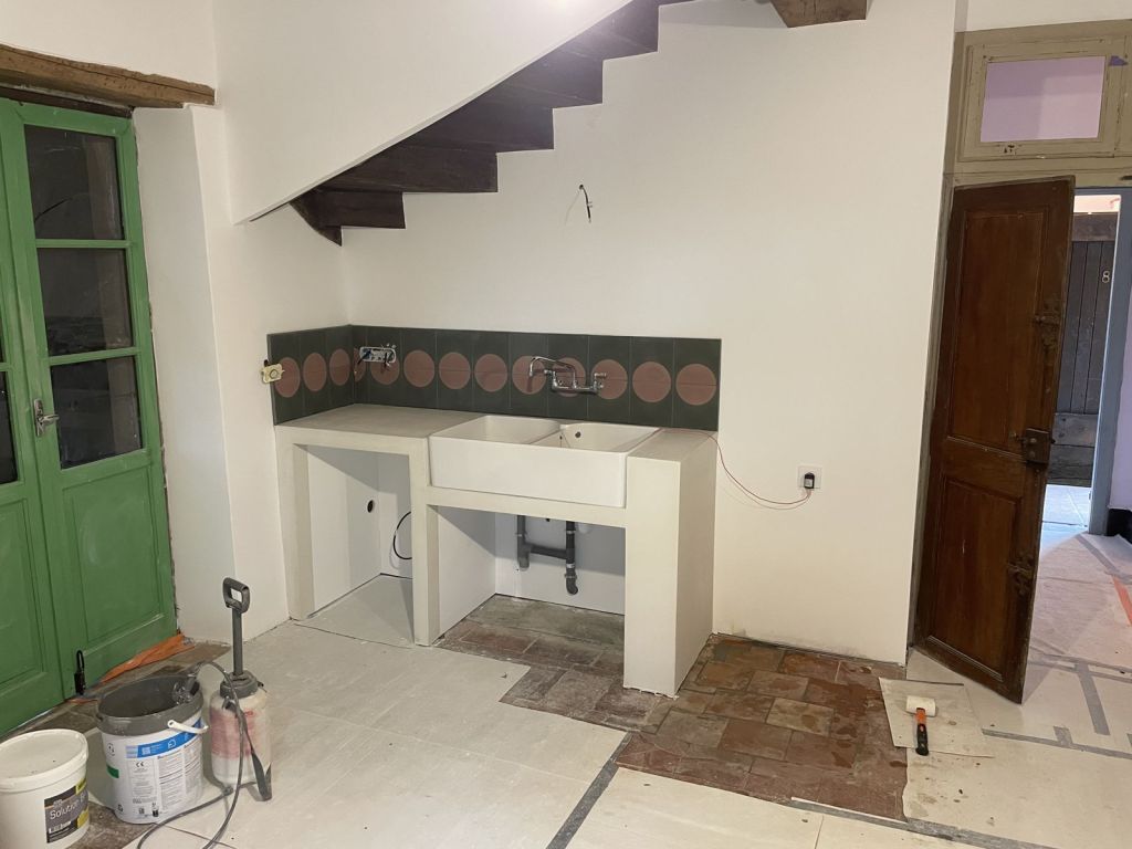 Cuisine en cours de rénovation sous l’escalier, carrelage