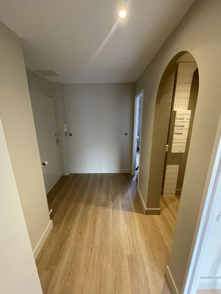 Entrée avec parquet clipsable et arche