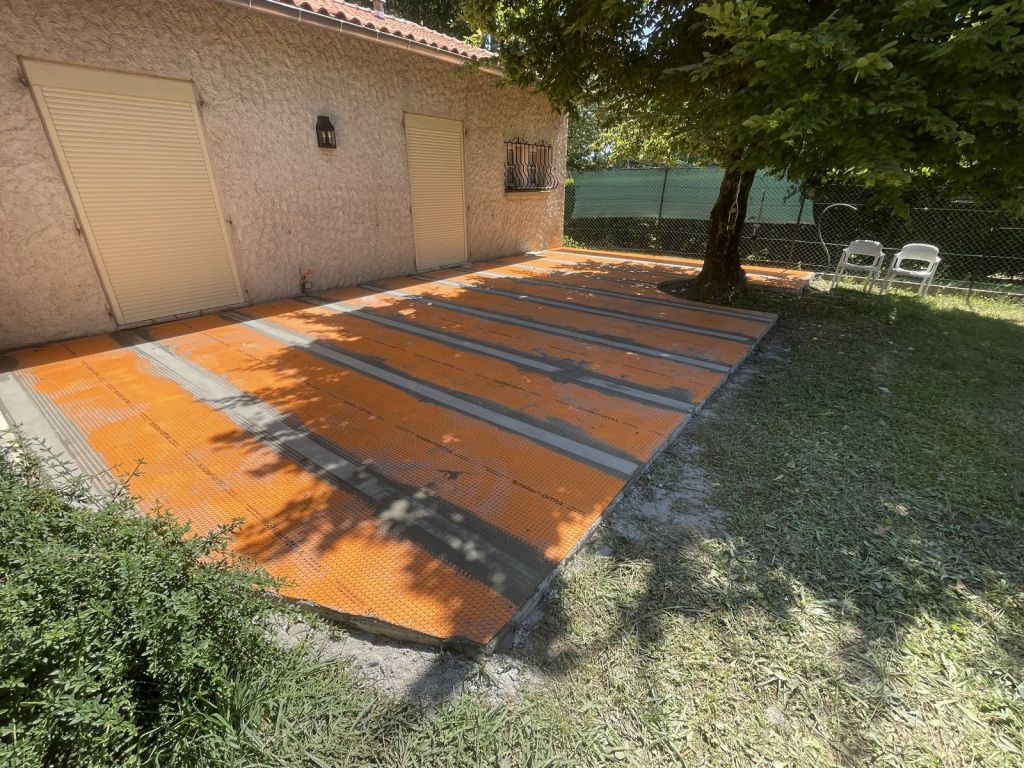 Terrasse extérieure : pose de natte d’étanchéité avant carrelage