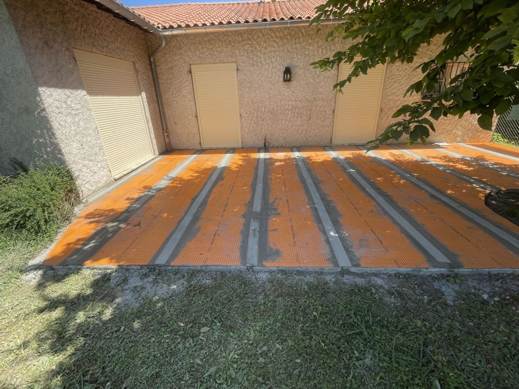 Terrasse extérieure en préparation pour le carrelage